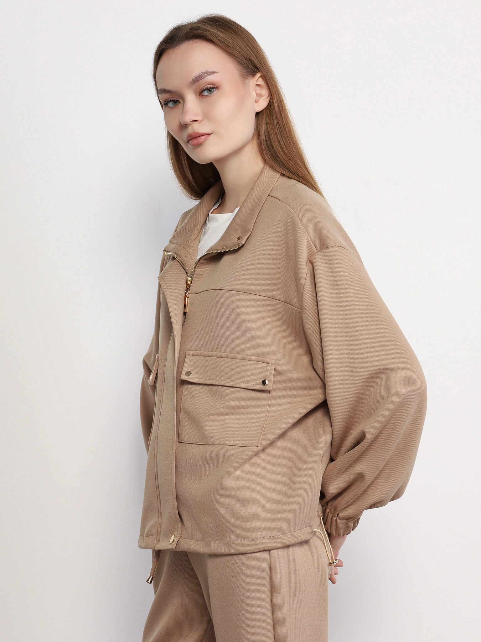 Жакет трикотажный бежевого цвета с кулиской по низу